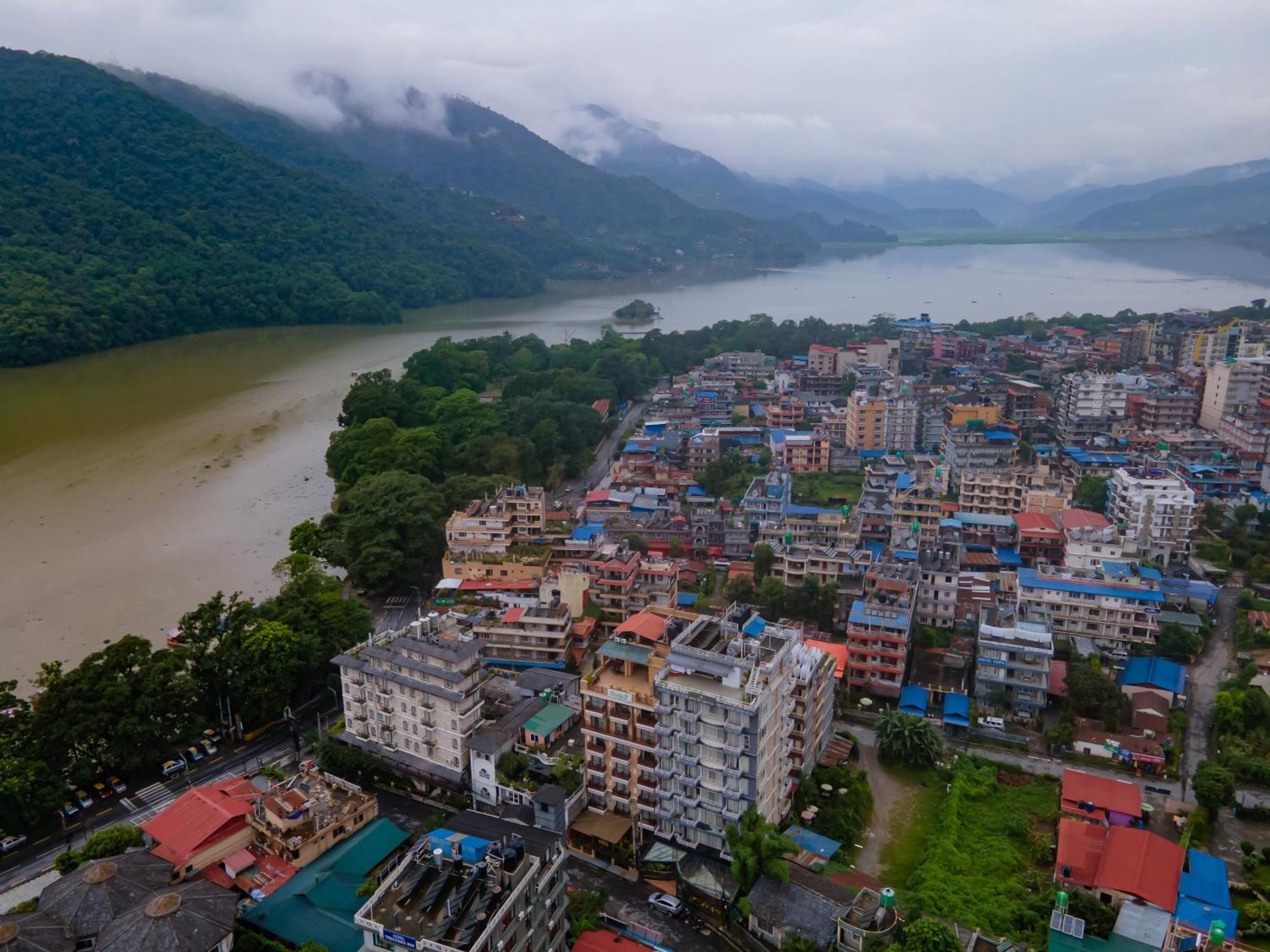Отель Pokhara Batika Экстерьер фото