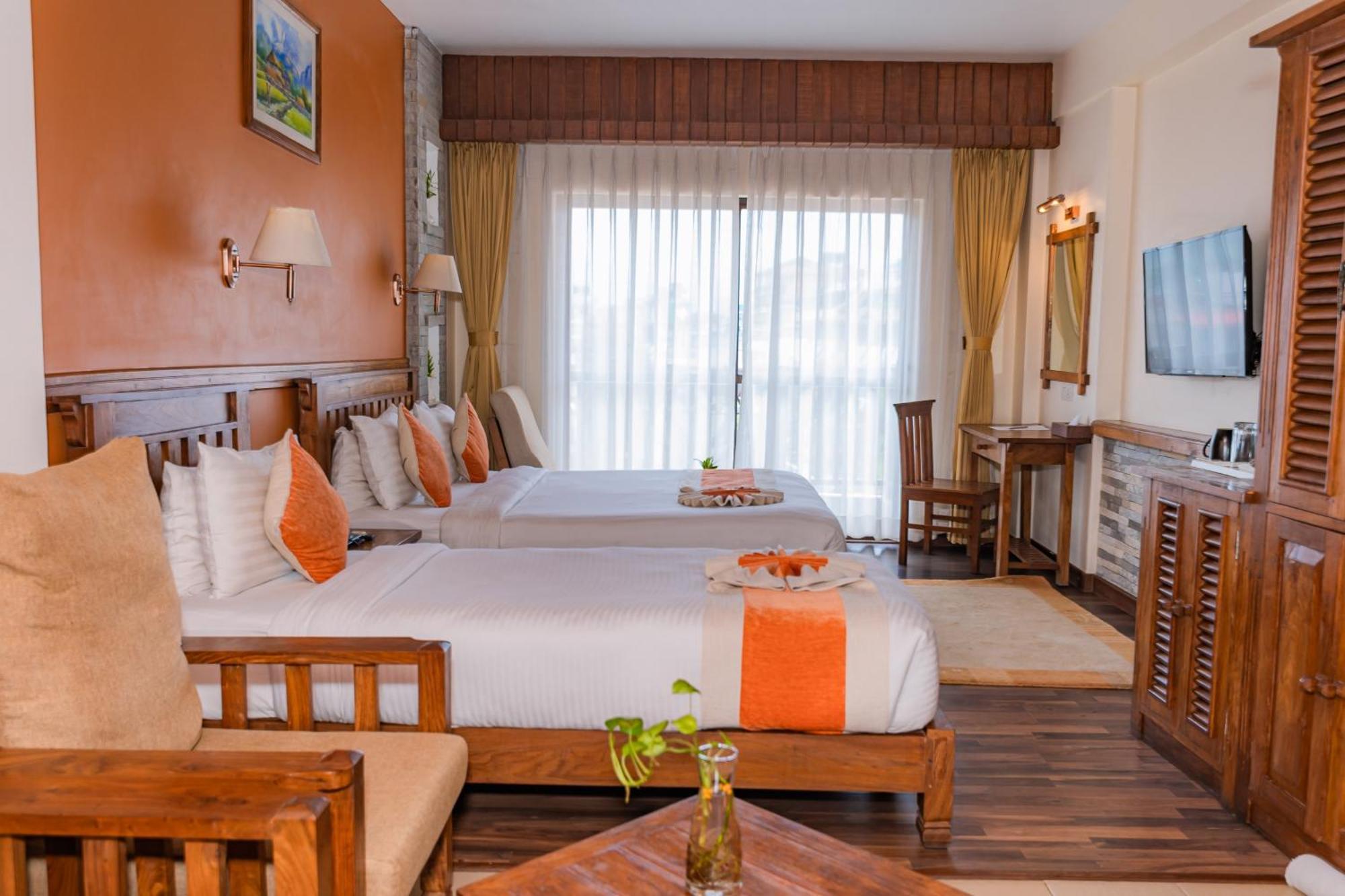 Отель Pokhara Batika Экстерьер фото