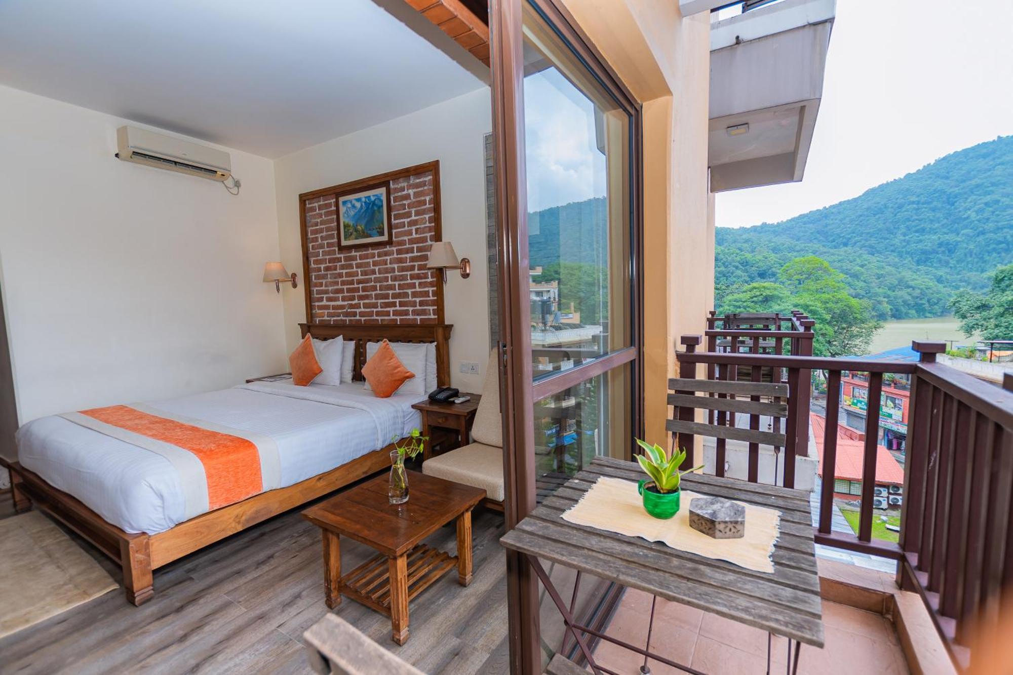 Отель Pokhara Batika Экстерьер фото