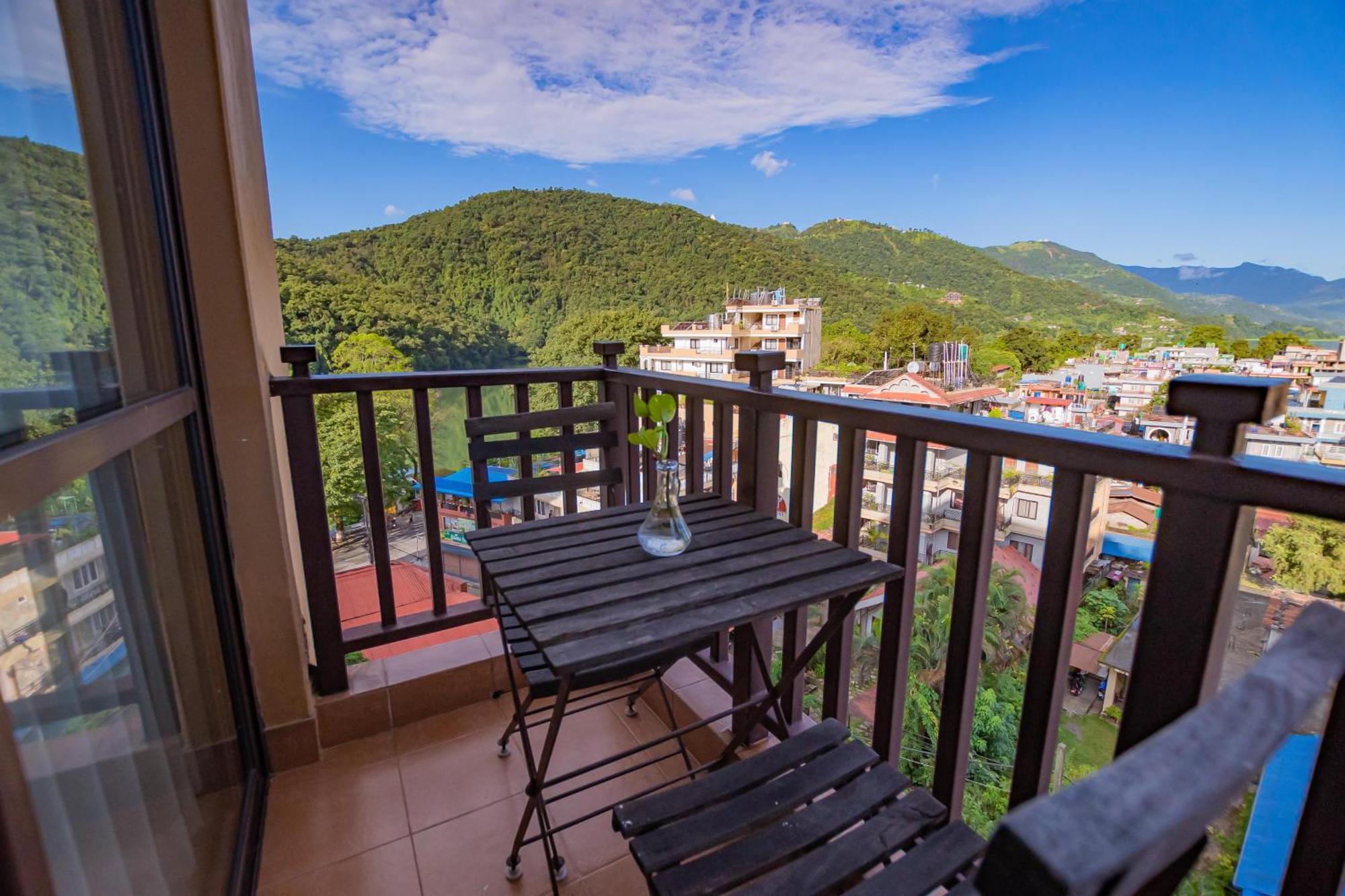 Отель Pokhara Batika Экстерьер фото